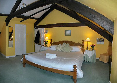 Im Saddle Tor Zimmer stand ein riesiges Bett