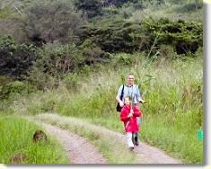 Auf dem R&uuml;ckweg hat Lisa einen Riesenblumenstrau&szlig; f&uuml;r Daddy gepfl&uuml;ckt.