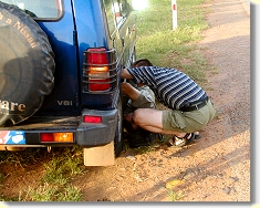 Klaus und Daddy haben &uuml;berall geguckt, den Benzinfilter ausgebaut und gereinigt ...
